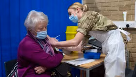 Anh triển khai mũi vaccine thứ 4, thứ 5 cho những người trên 75 tuổi và những người dễ bị tổn thương