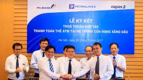 Người dân có thể mua xăng dầu bằng thẻ ATM từ 1/8