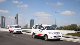 Bị bác yêu cầu tính thuế 5%, taxi truyền thống vẫn “ấm ức” với UBER, GRAB