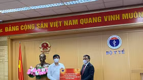 Sau 4 triệu liều vắc xin, Vingroup tiếp tục trao tặng 30 máy xét nghiệm Covid-19 qua hơi thở và 2 triệu mẫu test