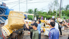 Hàng trăm tình nguyện viên Phú Quốc xuống phố thu gom rác