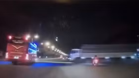 Cận cảnh xe giường nằm bị đâm ngang hông lật nghiêng giữa giao lộ