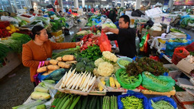 Trung Quốc: Giá rau củ còn cao hơn thịt lợn khiến người tiêu dùng “khủng hoảng”