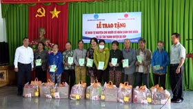 Tặng 72 sổ bảo hiểm xã hội tự nguyện cho người dân có hoàn cảnh khó khăn