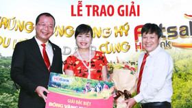 HDBank trao giải quả bóng vàng 1kg cho khách hàng may mắn