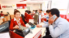 Sau bão tái cơ cấu, ngân hàng ồ ạt “in giấy” làm gì?