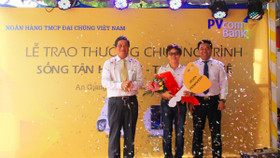 PVcomBank trao giải xe máy Vespa cho khách hàng Long Xuyên