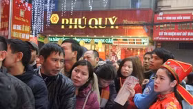 Các nhà vàng “hốt bạc” ngày Thần Tài, người mua vàng âm thầm chịu lỗ
