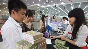 Thanh khoản thị trường liên ngân hàng dồi dào, lãi suất tín phiếu giảm