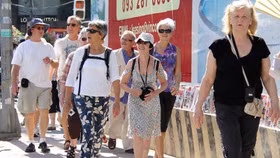 Tự do xài tiền đô tại Phú Quốc: Nên không?