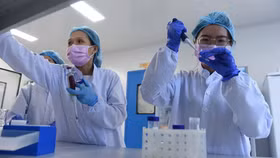 1 tỉ USD mua vắc xin COVID-19: Ai sẽ trả tiền, ai được tiêm trước?