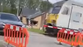 Cận cảnh Mercedes GLC bị tàu hỏa húc tan nát