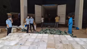 Khởi tố hình sự nhiều đối tượng vì hành vi buôn lậu qua biên giới