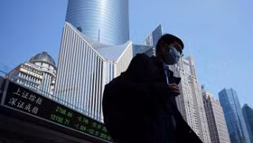 Chứng khoán châu Á, giá dầu sụt giảm do lo sợ về làn sóng Covid-19 thứ hai