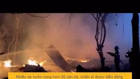 Hỏa hoạn bao trùm xưởng gỗ rộng 700m2