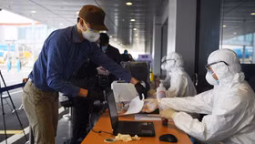 Sân bay Vân Đồn đón thêm hơn 500 người Việt trở về từ vùng dịch theo quy trình đặc biệt