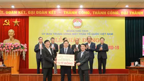 Chung tay chống dịch Covid-19, Tập đoàn Hưng Thịnh tài trợ 20 tỷ đồng cho y, bác sỹ nơi tuyến đầu