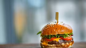Nguồn gốc bất ngờ của những chiếc bánh hamburger Hoa Kỳ