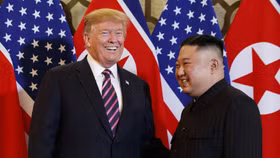 Chuyện giờ mới kể: TT Donald Trump mời Chủ tịch Kim Jong Un "đi ké" chuyên cơ sau cuộc gặp thượng đỉnh tại Việt Nam