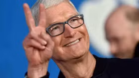 CEO Tim Cook nhận hơn 5 triệu cổ phiếu Apple trị giá 750 triệu USD