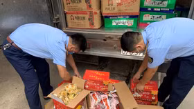 Tạm giữ số lượng lớn đồ chơi trẻ em, bánh trung thu, thực phẩm các loại nhập lậu trước Tết Trung thu