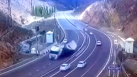 Kinh hoàng cảnh xe tải lật nghiêng, phát nổ trên cao tốc