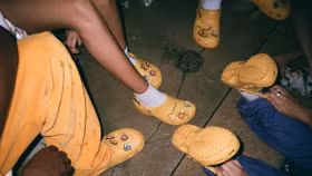 Dép Crocs trở thành mặt hàng được ưa chuộng trong thời đại dịch