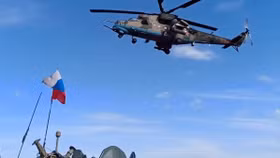 Video: Không quân Nga hộ tống đoàn xe vận tải dân sự ở Syria