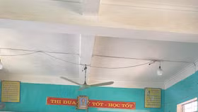 3 cô gái nhỏ đi trao yêu thương