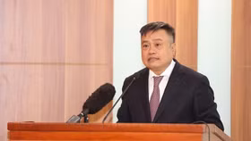 Chủ tịch Hà Nội gỡ vướng về đất đai, vật liệu xây dựng cho các dự án đường cao tốc, bất động sản