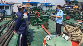 Bắt giữ hàng trăm tấn dầu có dấu hiệu vi phạm trên sông Sài Gòn