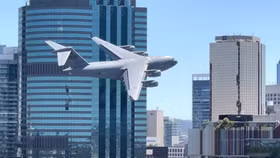 Video: Boeing C-17, siêu phản lực vận tải luồn lách giữa các tòa nhà chọc trời ở Úc