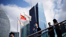 Ngân hàng Trung Quốc kêu gọi nhân viên hạn chế khoe hàng hiệu, du lịch sang chảnh