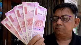 Người dân Ấn Độ vội vã tìm cách sử dụng hết những tờ tiền 2.000 rupee trước 30/9