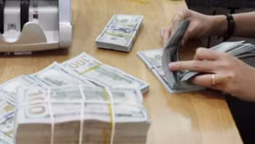 Vừa chốt nới room tín dụng, NHNN tăng mạnh giá bán USD