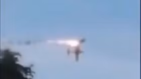 Cận cảnh 2 máy bay quân sự va chạm rồi bốc cháy trên không