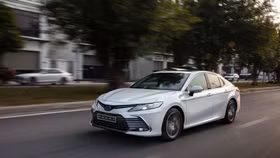 Doanh số của Toyota Camry dẫn đầu phân khúc sedan hạng D tháng 3/2023