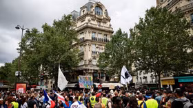 Hàng nghìn người biểu tình phản đối yêu cầu thẻ thông hành ở Pháp