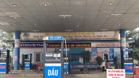 Hình ảnh "lạ" của cây xăng ở Thạch Thất trong những ngày “khát xăng”