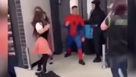 Sững sờ trước cảnh “Spiderman” tấn công nhiều người trong siêu thị