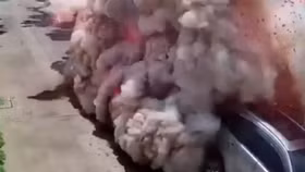 Kinh hoàng kho hóa chất phát nổ như... bom