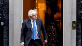 Thủ tướng Anh Boris Johnson bị cáo buộc “tụ tập” tại Phố Downing trong thời gian lockdown