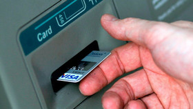 Chủ thẻ vừa rút tiền từ ATM vừa lo