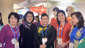 Phó Chủ tịch nước thăm các gian hàng tại Diễn đàn Doanh nhân nữ APEC