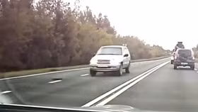 Sedan “đấu đầu” SUV khi cố tình chạy lấn làn để vượt ẩu