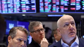 Báo cáo việc làm của Hoa Kỳ khiến chứng khoán phố Wall trượt dốc