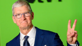 Tim Cook kiếm được 98,7 triệu USD vào năm ngoái với tư cách là CEO của Apple