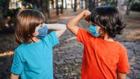 Tại sao trẻ em thường không bị trở nặng khi mắc Covid-19?