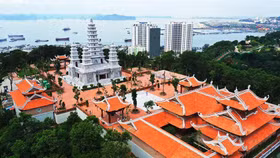 Đẹp ngoạn mục quần thể văn hóa tâm linh trên đỉnh Ba Đèo, Hạ Long