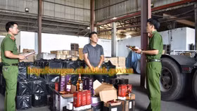 Bắt xe Container chở hàng nghìn chai rượu Chivas, Double Black, The Glenlivet... bất hợp pháp